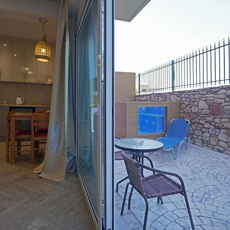 Semiramis Suites With Pool Каламата Экстерьер фото
