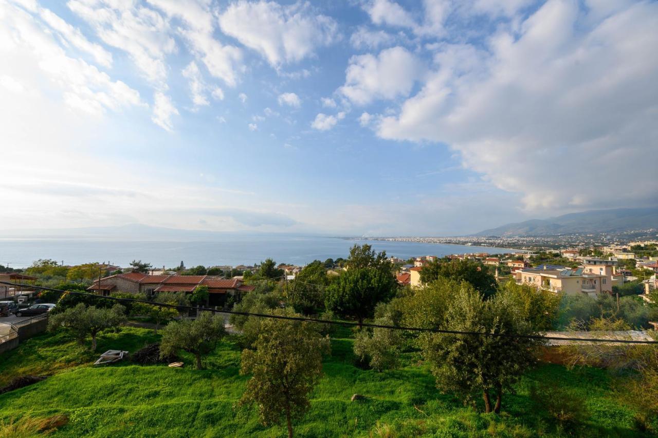Semiramis Suites With Pool Каламата Экстерьер фото