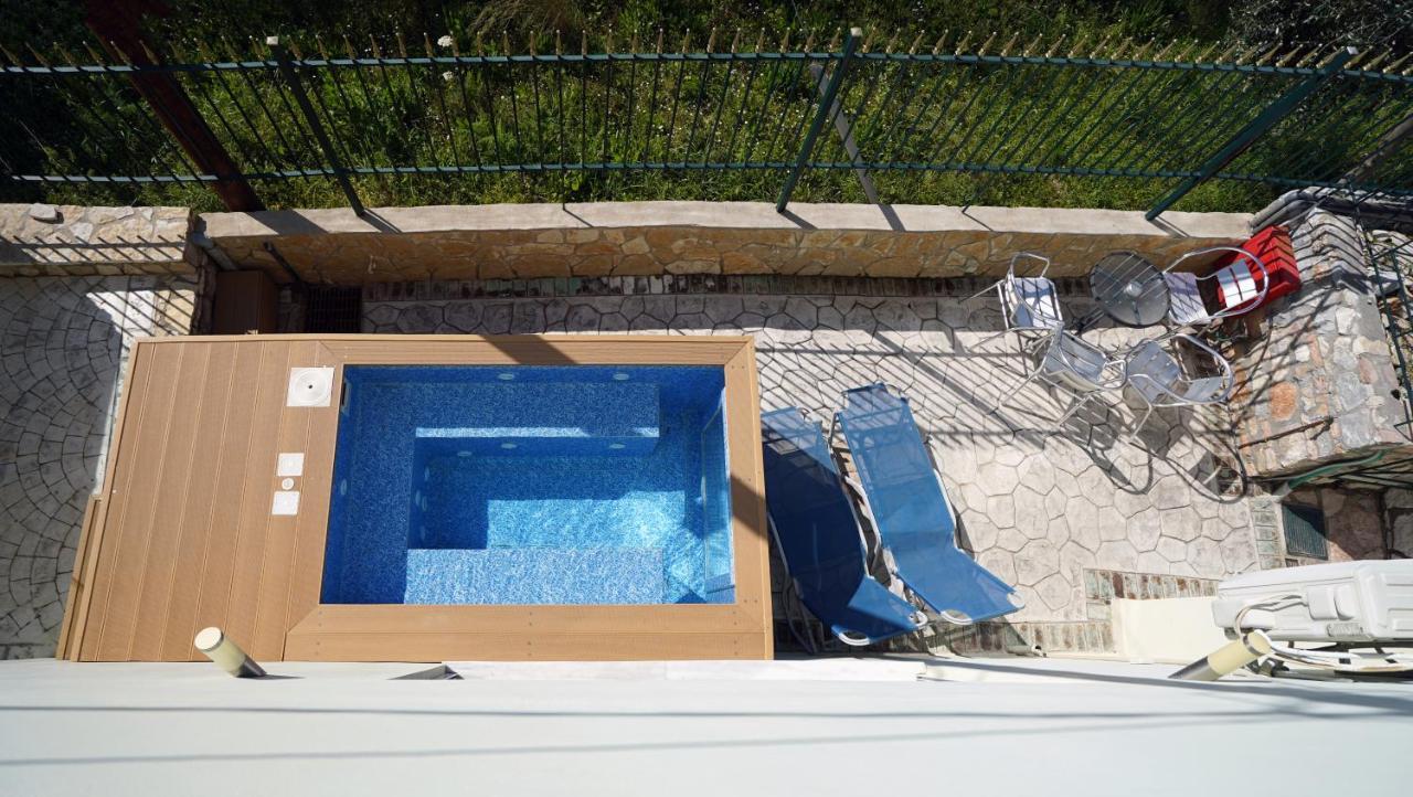 Semiramis Suites With Pool Каламата Экстерьер фото