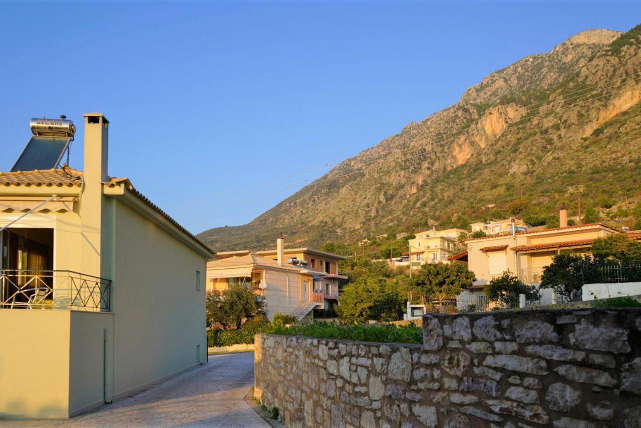 Semiramis Suites With Pool Каламата Экстерьер фото