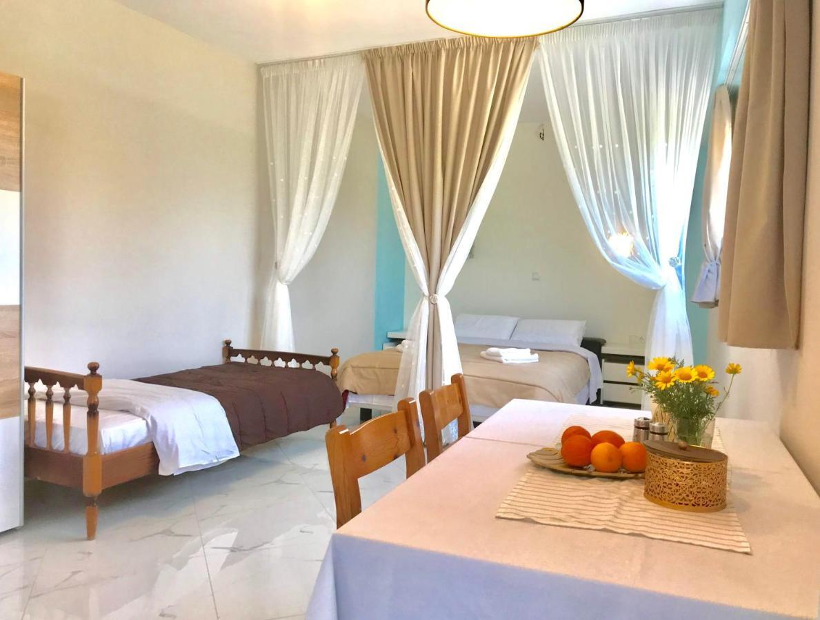 Semiramis Suites With Pool Каламата Экстерьер фото
