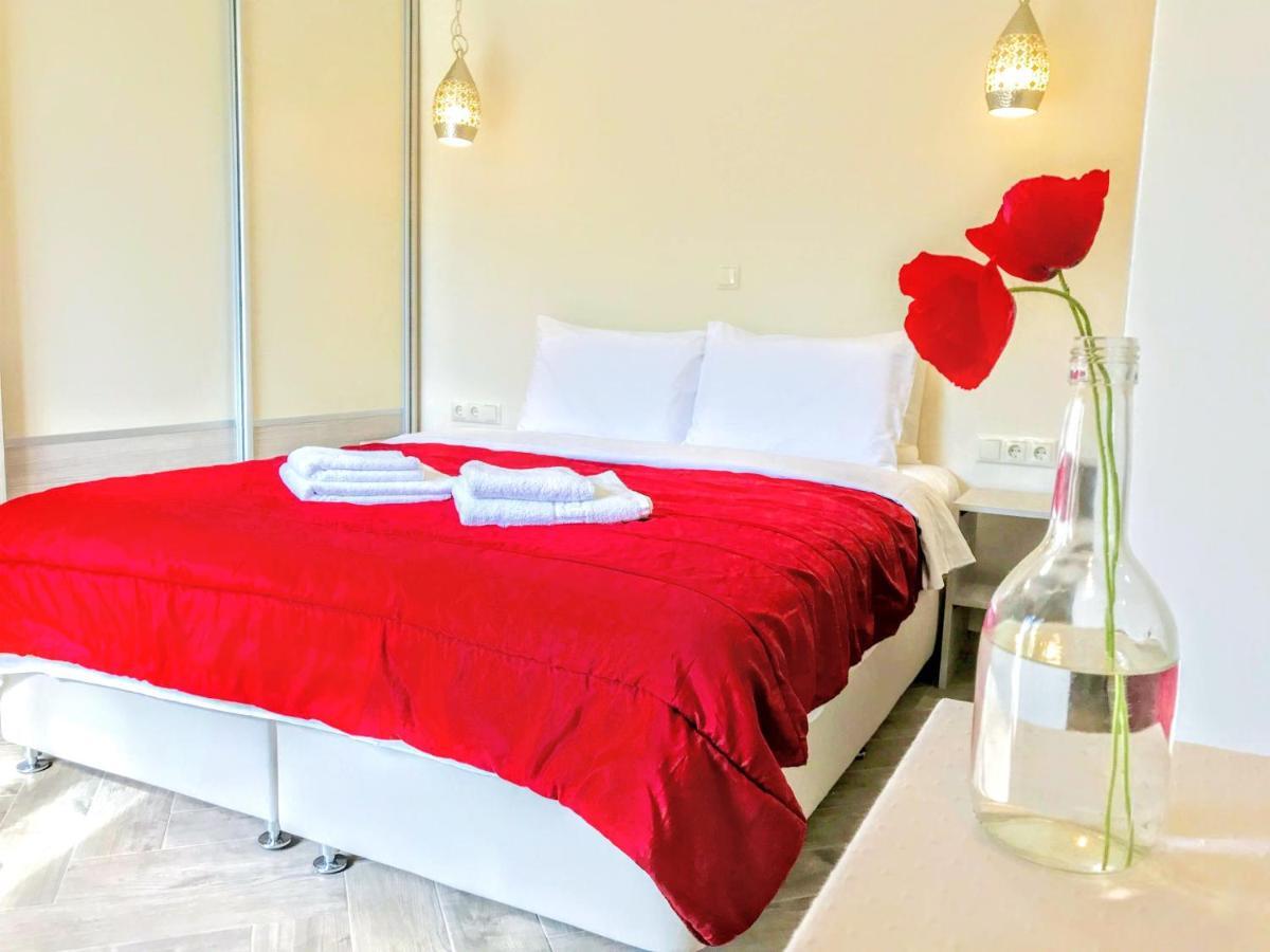 Semiramis Suites With Pool Каламата Экстерьер фото